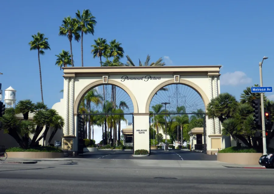 O portão Melrose, entrada dos estúdios da Paramount em Hollywood. Foto: Coolcaesar / Wikimedia Commons, CC BY-SA 4.0