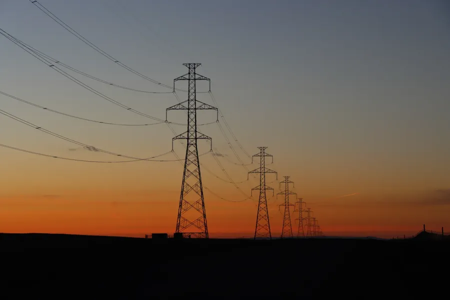 Linhas de transmissão de energia. Imagem ilustrativa. Kkiefuik, via Wikimedia Commons, CC BY 4.0