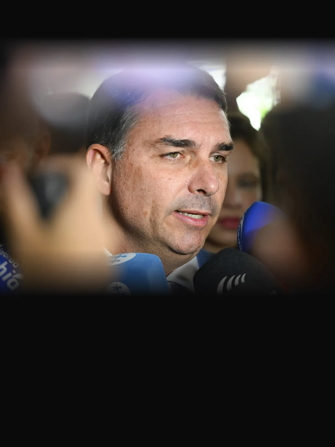 Flávio Bolsonaro em entrevista no Senado, em 2026. Foto: Senado Federal, via Wikimedia Commons, CC BY-SA 4.0