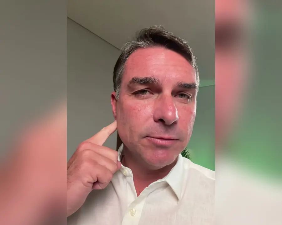 Flávio Bolsonaro em vídeo publicado no Instagram, 12/10/2026, apontando para o ouvido. Reprodução