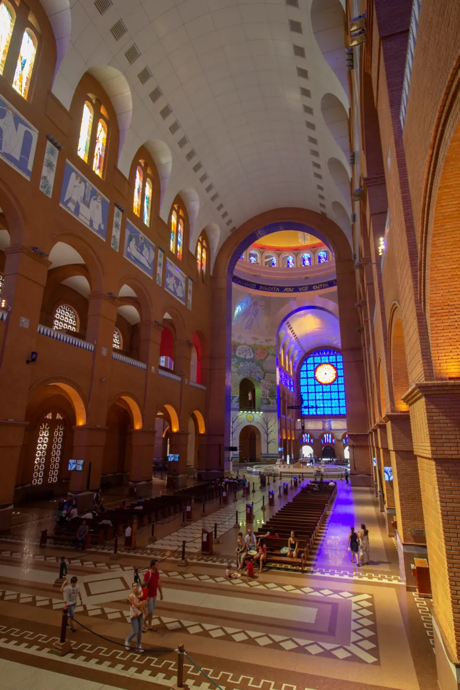 A nave da Basílica do Santuário Nacional de Aparecida. Foto: Mike Peel, CC BY-SA 4.0