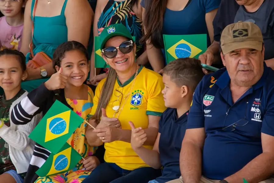 Família na cerimônia de troca da Bandeira, Praça dos Três Poderes, Brasília, 2022. Foto: Marinha do Brasil, CC BY-SA 2.0
