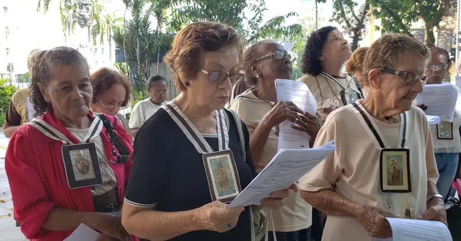 Fiéis numa missa na igreja do Carmo da Lapa, Rio de Janeiro, 2019. Foto: A Voz dos Carmelitas, domínio público