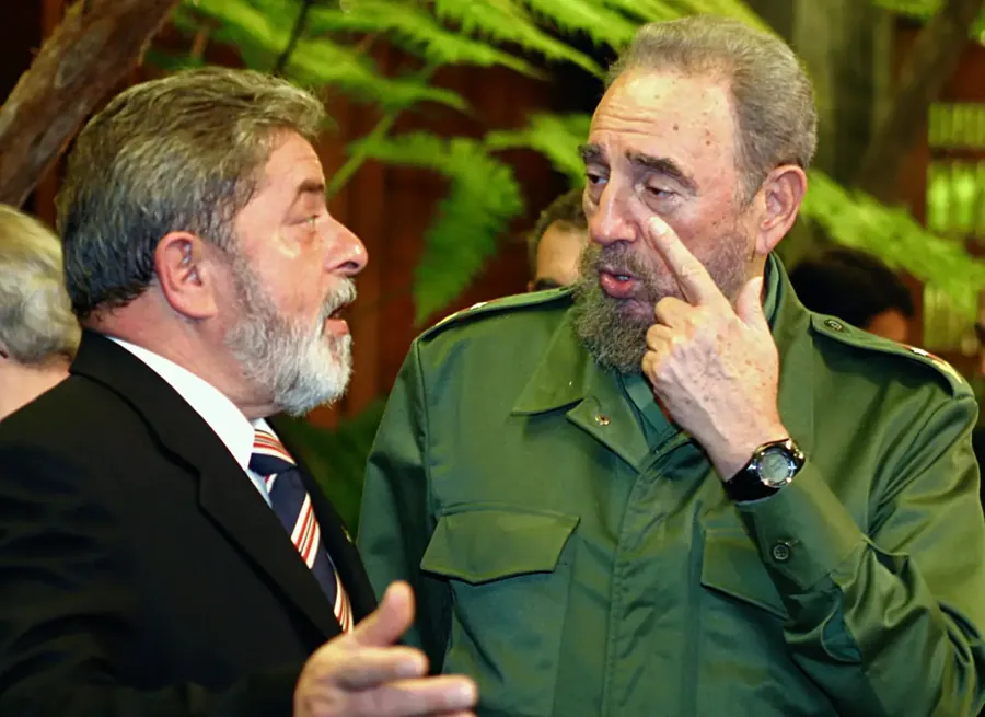 Lula e Fidel Castro. Foto: Antônio Milena/ABr, CC BY 3.0 BR