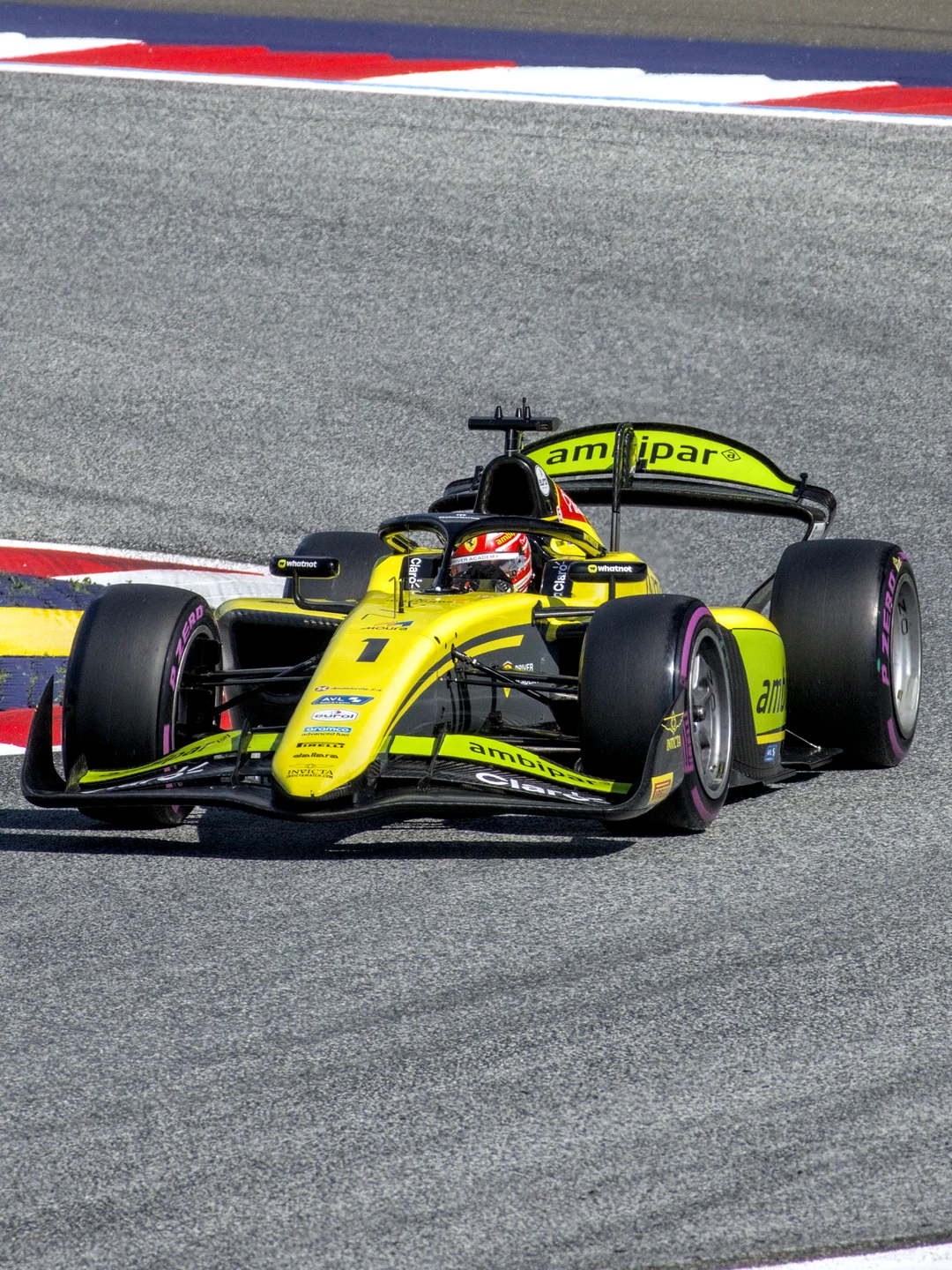 Rafael Câmara com o carro nº 1 da Invicta na F2, na Áustria, em 2026. Lukas Raich / Wikimedia Commons, CC BY-SA 4.0