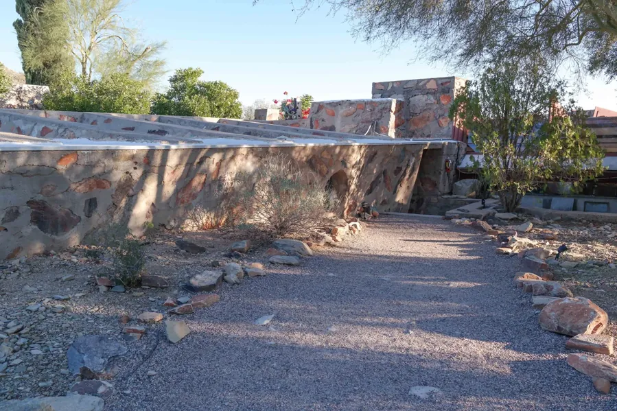Muros de pedra e caminho de cascalho em Taliesin West. Foto: Visitor7 / Wikimedia Commons, CC BY-SA 3.0