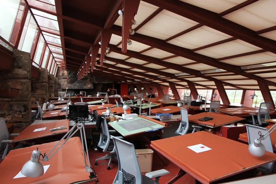 Sala de desenho de Taliesin West, com o teto translúcido sobre vigas de madeira. Foto: Steven C. Price / Wikimedia Commons, CC BY-SA 4.0