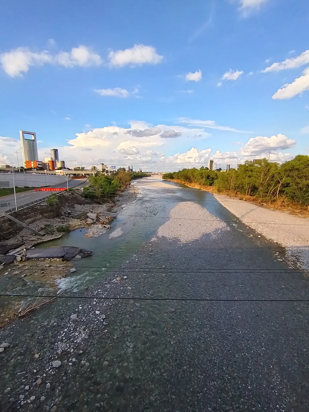 O rio Santa Catarina visto da avenida Eugenio Garza Sada, em Monterrey, depois de chuva. Eremophila antiquus / Wikimedia Commons, CC BY 4.0. Imagem ilustrativa.
