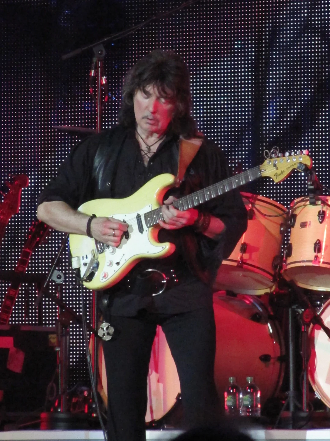 Ritchie Blackmore com o Rainbow em Londres, 2017. kitmasterbloke / Wikimedia Commons, CC BY 2.0