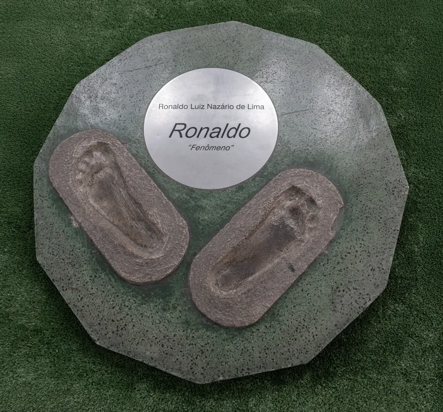As pegadas de Ronaldo na calçada da fama do Maracanã, no Rio de Janeiro. Foto: Rjcastillo / Wikimedia Commons, CC BY-SA 4.0