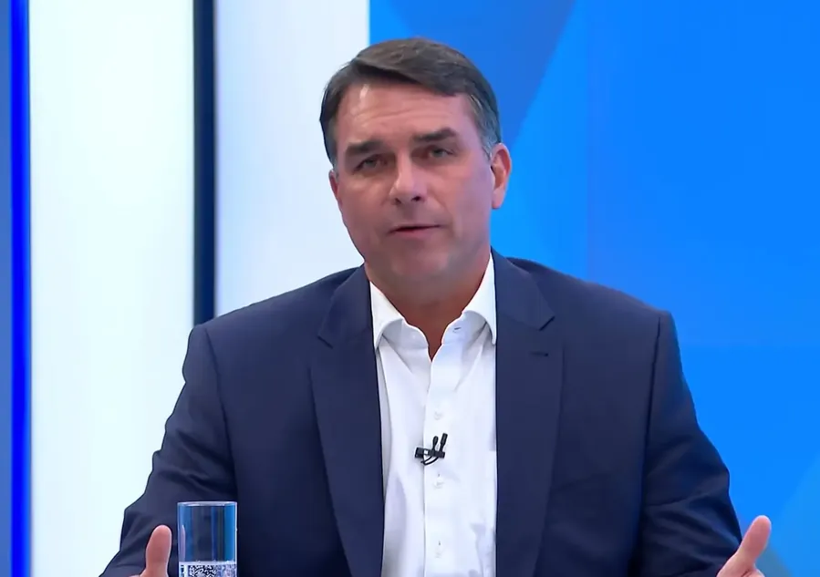 Flávio Bolsonaro na sabatina da Globo. Reprodução/TV Globo, 16/10/2026