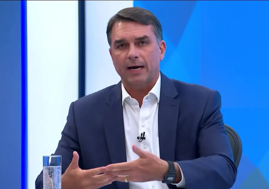 Flávio Bolsonaro fala das câmeras com inteligência artificial. Reprodução/TV Globo, 16/10/2026