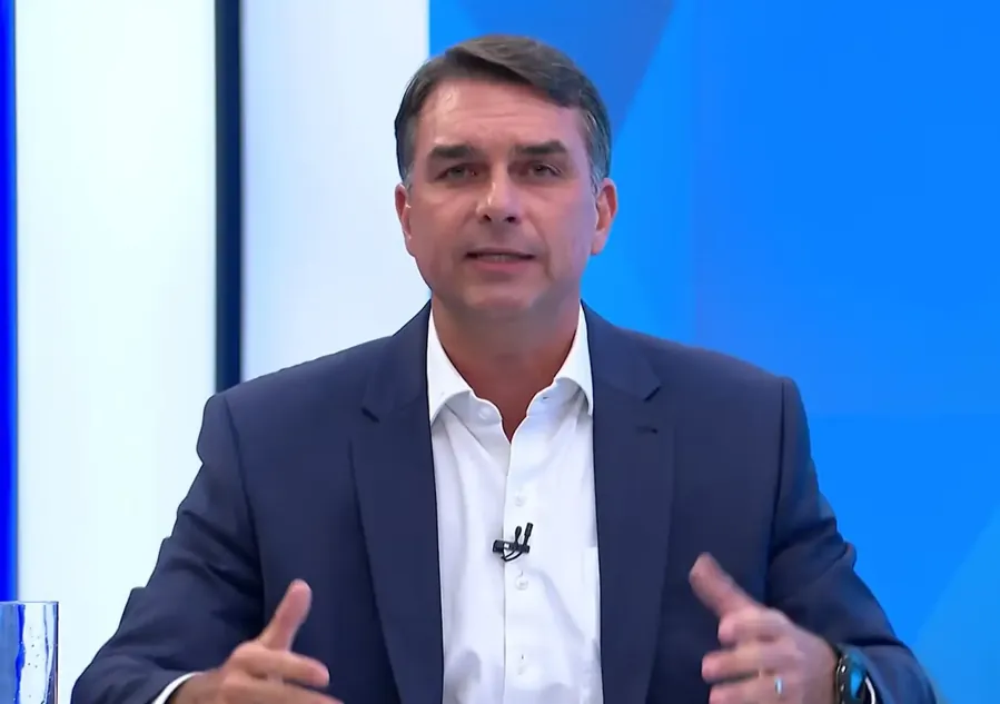 Flávio Bolsonaro explica a conta dos juros. Reprodução/TV Globo, 16/10/2026