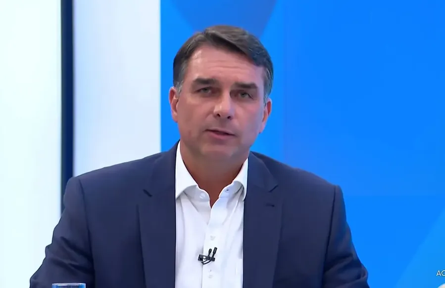 Flávio Bolsonaro responde as três primeiras perguntas. Reprodução/TV Globo, 16/10/2026