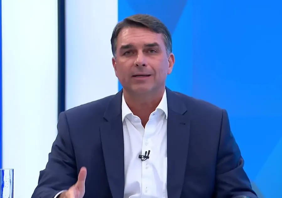 Flávio Bolsonaro responde sobre o resultado da eleição. Reprodução/TV Globo, 16/10/2026