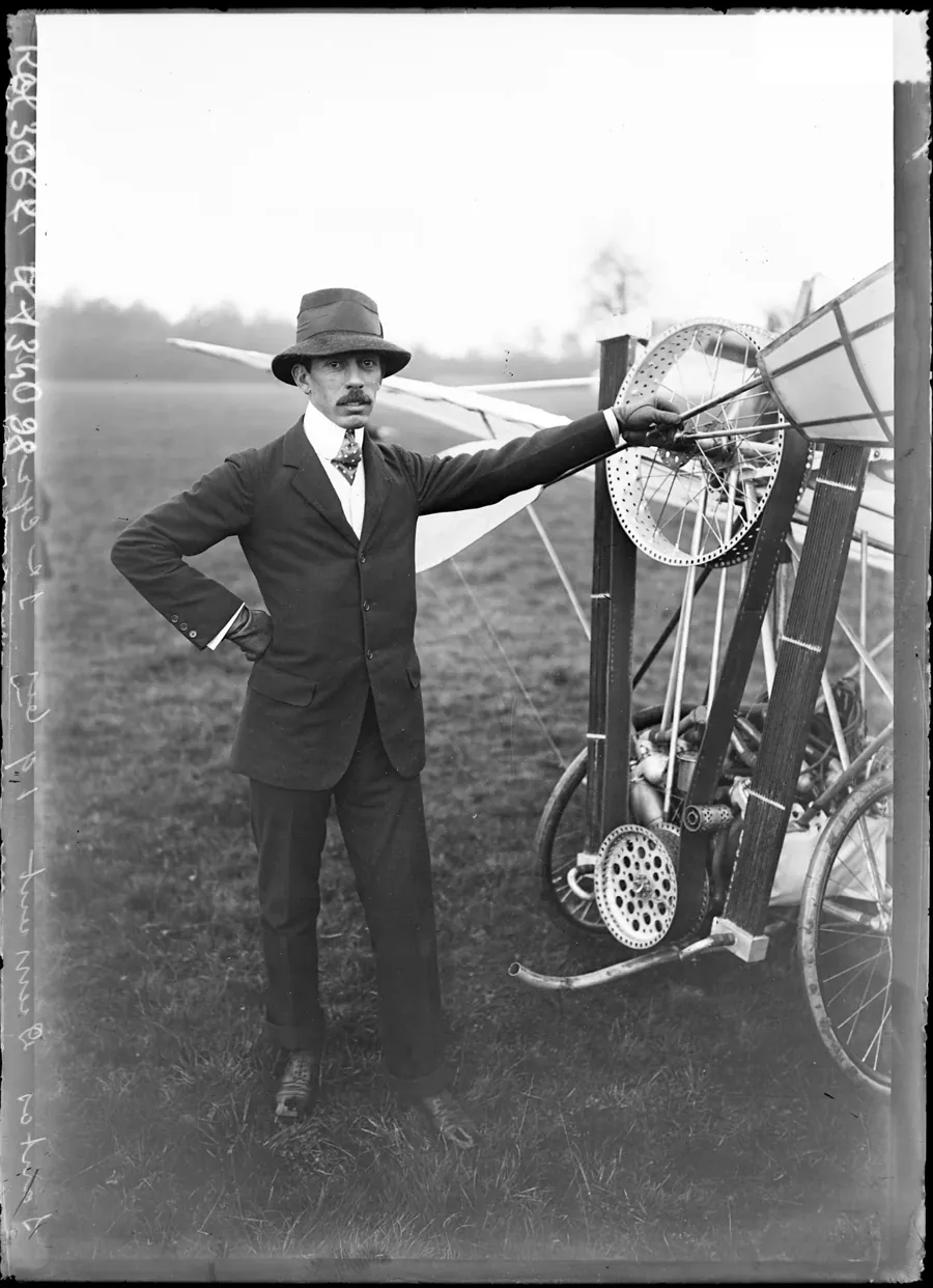 Santos Dumont com a Demoiselle. Foto: Agence Rol, via Gallica e Wikimedia Commons, domínio público