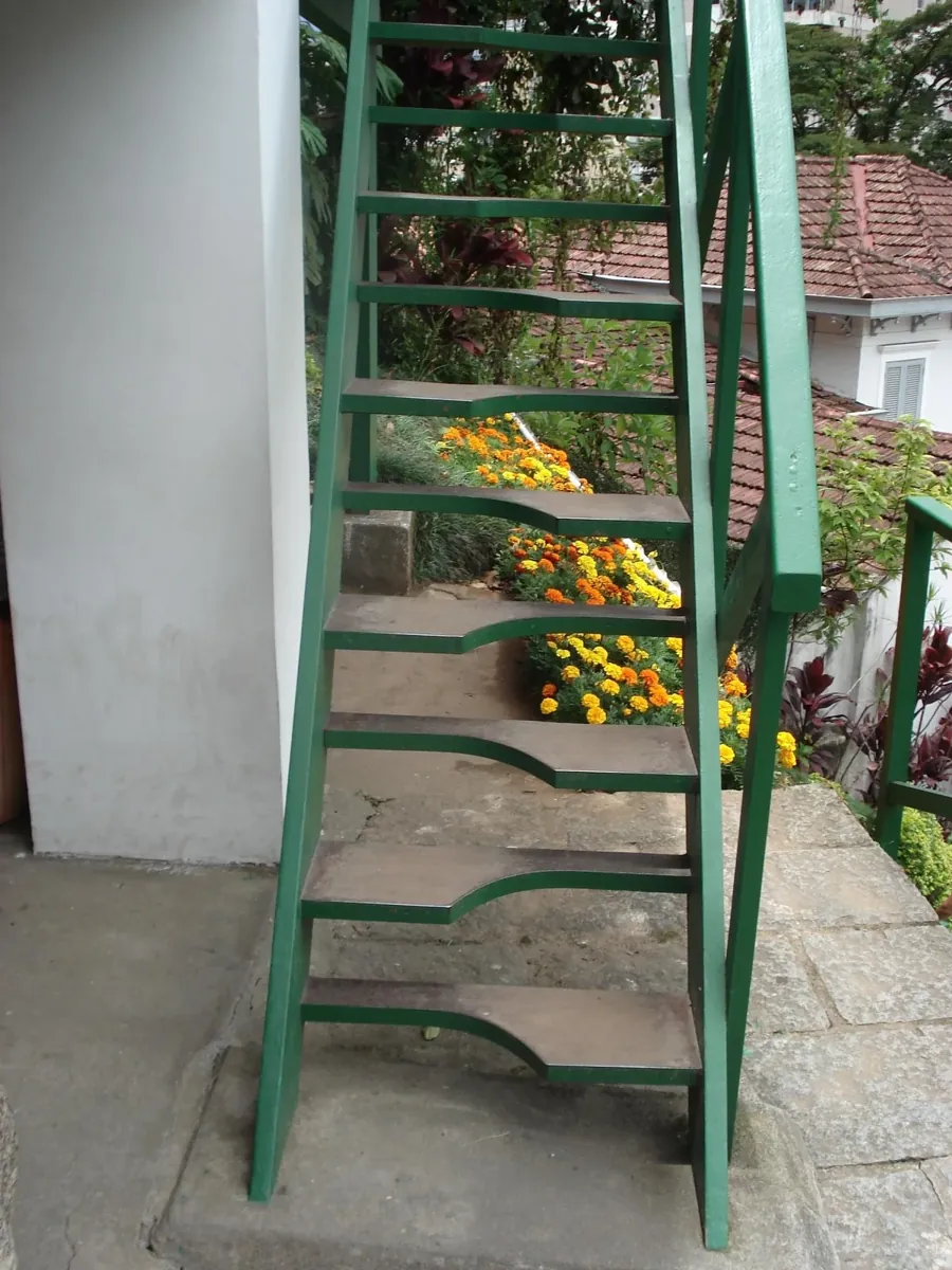 A escada da Encantada, em Petrópolis: o primeiro degrau só cabe o pé direito. Foto: Stella Dauer, CC BY-SA 2.0