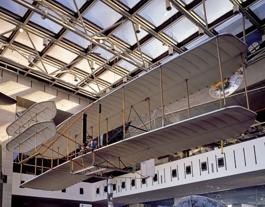 O Wright Flyer exposto no Museu do Ar e do Espaço, em Washington. Foto: Carol M. Highsmith, Biblioteca do Congresso, domínio público