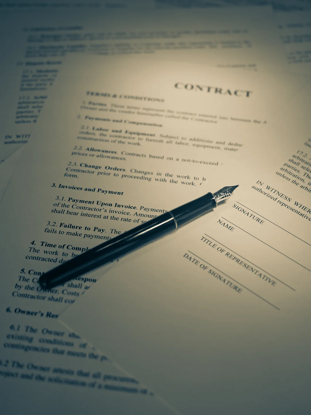 Contrato e caneta. Blogtrepreneur / Wikimedia Commons, CC BY 2.0. Imagem ilustrativa.