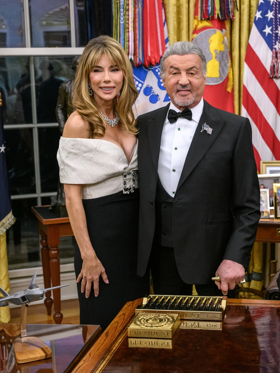Jennifer Flavin e Sylvester Stallone na Casa Branca, em 6 de dezembro de 2025. The White House / Wikimedia Commons, domínio público