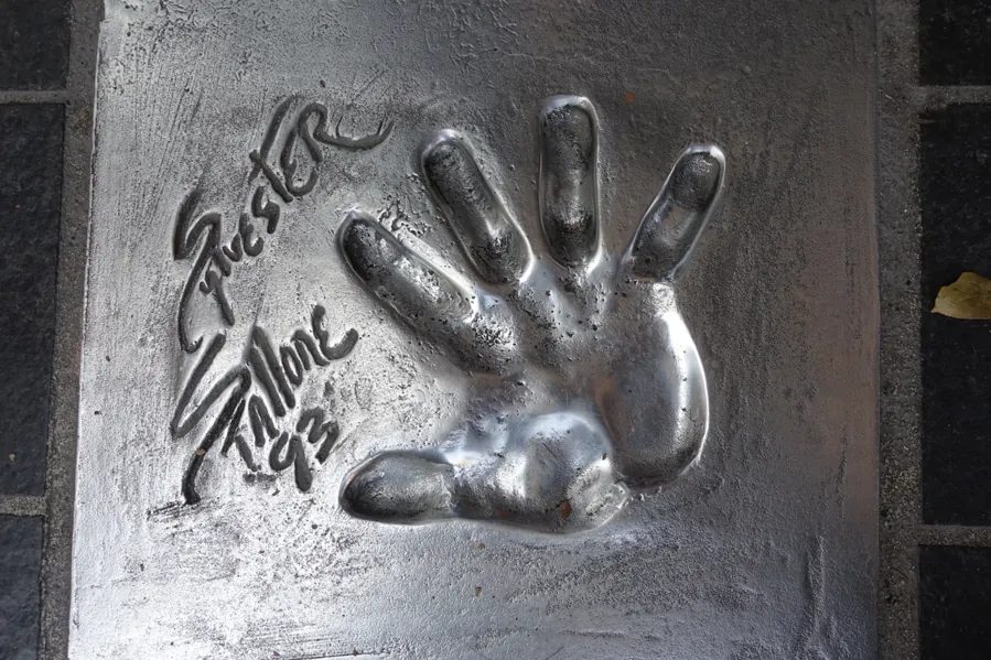 Molde da mão de Stallone, assinado em 1993, na calçada das estrelas de Cannes, na França. Imagem ilustrativa. Foto: Joseolgon / Wikimedia Commons, CC BY-SA 4.0