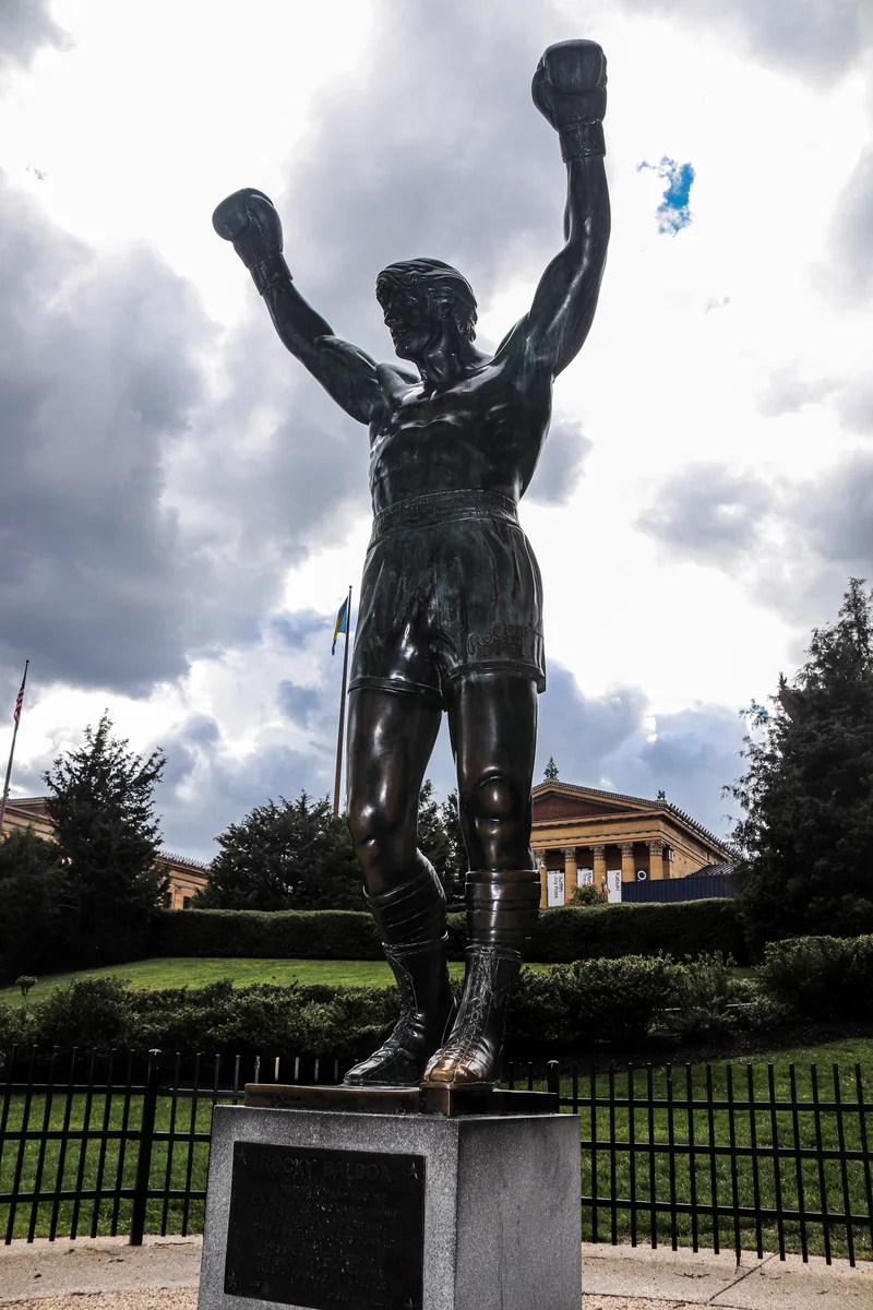 A estátua de Rocky diante do Museu de Arte da Filadélfia. Foto: AbhiramJuvvadi / Wikimedia Commons, CC BY-SA 4.0