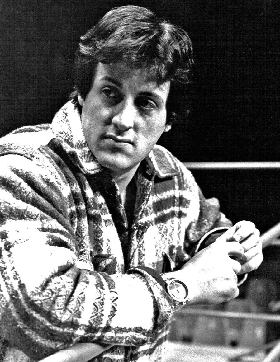 Stallone em 1977, meses depois de Rocky, encostado nas cordas de um ringue. Foto: NBC, domínio público