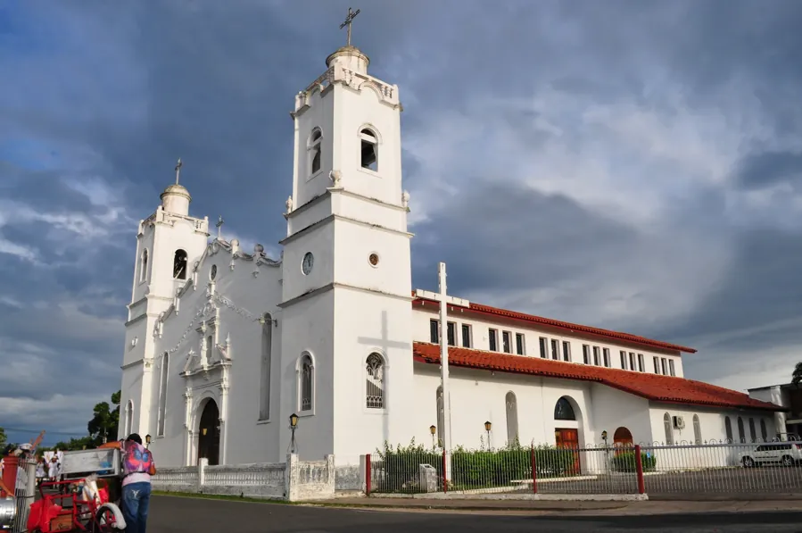 Catedral de San Juan Bautista, em Penonomé, antes do terremoto. Gualberto107 / Wikimedia Commons, CC BY-SA 3.0