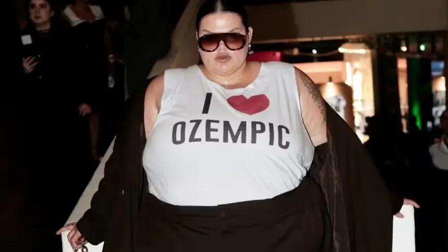 Thais Carla na SPFW de outubro de 2024, com a camiseta I love Ozempic