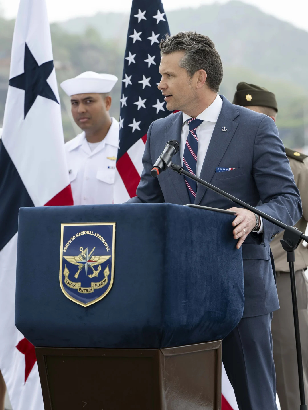 O secretário de Defesa dos EUA, Pete Hegseth, discursa na inauguração do Píer 3, na Cidade do Panamá, em 8 de abril de 2025. Foto do Departamento de Defesa dos EUA, domínio público