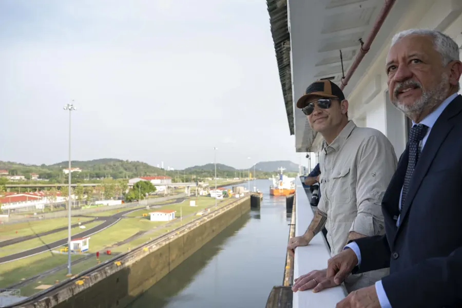 Pete Hegseth e o presidente do Panamá, José Raúl Mulino, nas eclusas de Miraflores, em abril de 2025. Foto do Departamento de Defesa dos EUA, domínio público