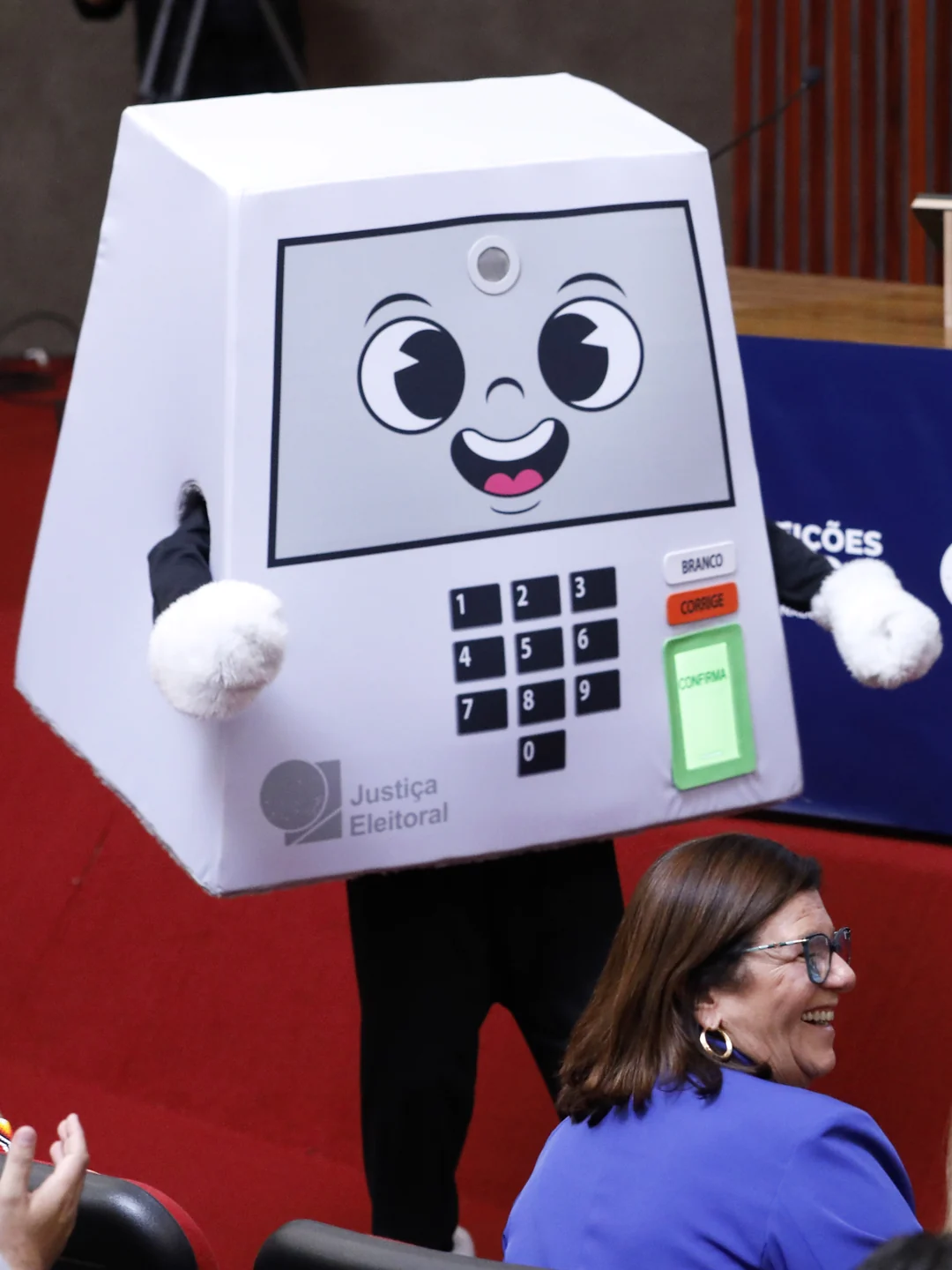 Mascote da urna em evento dos 30 anos no TSE. TSE / Wikimedia Commons, domínio público