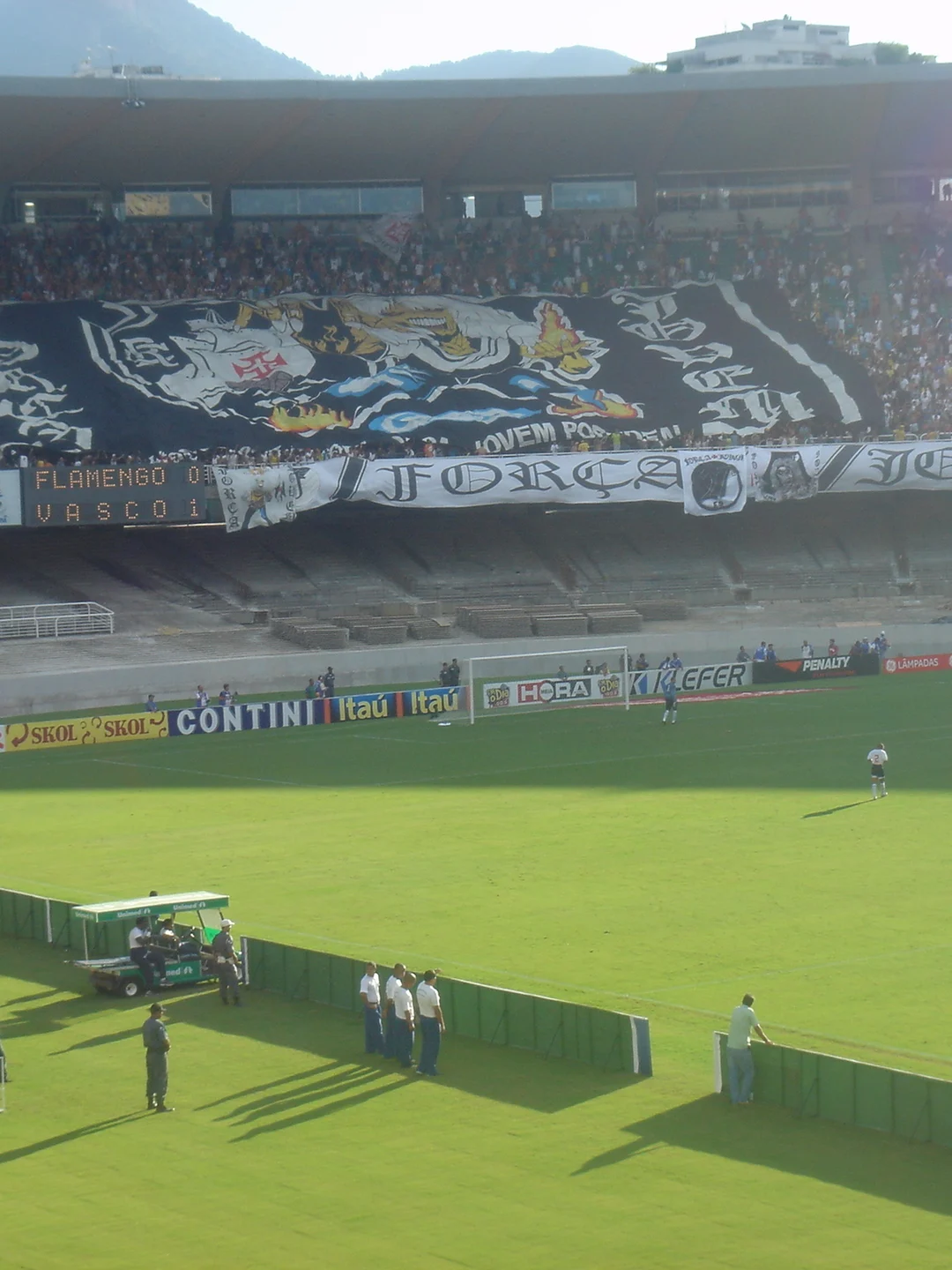 Torcida do Vasco da Gama com bandeirão na arquibancada. Ivan Hernández / Wikimedia Commons, CC BY 2.0