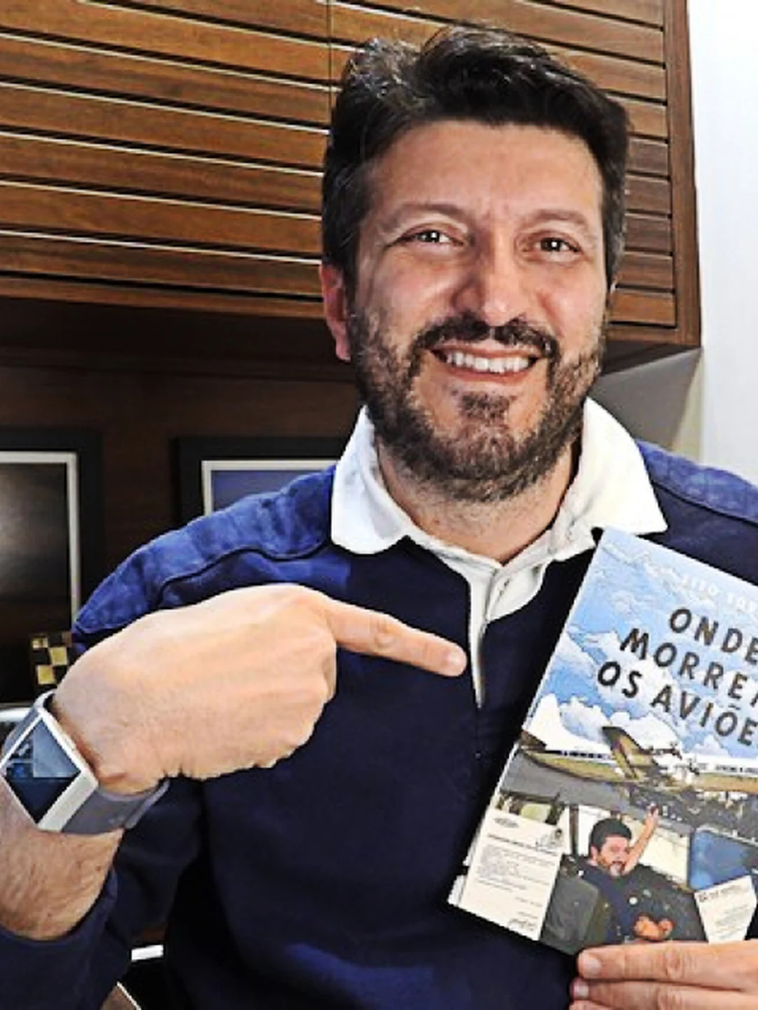 Lito Sousa com o livro Onde Morrem os Aviões. Cardpress e Lito Sousa, via Wikimedia Commons, CC BY-SA 4.0