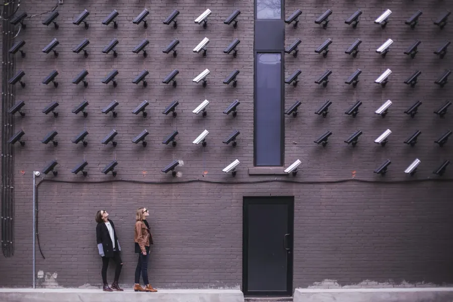 Parede cheia de câmeras de vigilância. Foto ilustrativa