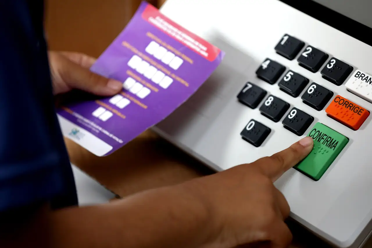 Teclado da urna eletronica com as teclas BRANCO, CORRIGE e CONFIRMA. Foto TSE, dominio publico