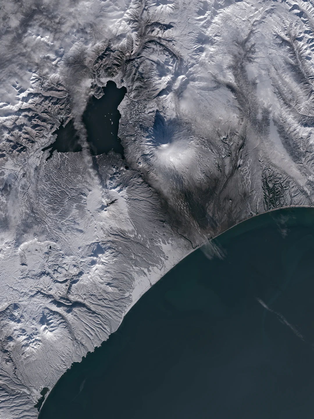 Krasheninnikov visto por satélite em 2025. NASA Earth Observatory, Michala Garrison / Wikimedia Commons, domínio público