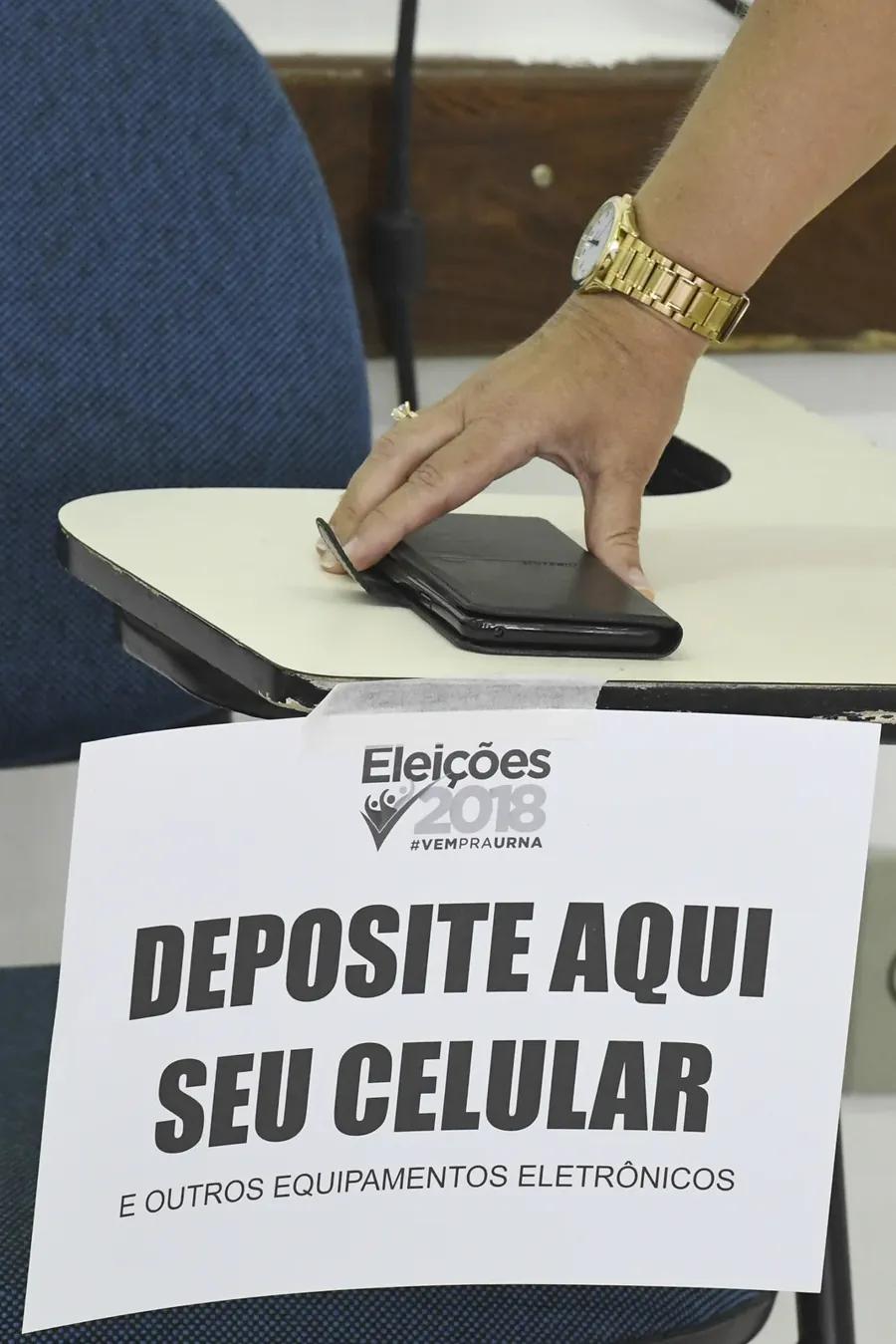 Aviso para deixar o celular fora da cabina, numa seção eleitoral no 1º turno de 2018. Imagem ilustrativa. Foto: Senado Federal, via Wikimedia Commons, CC BY 2.0