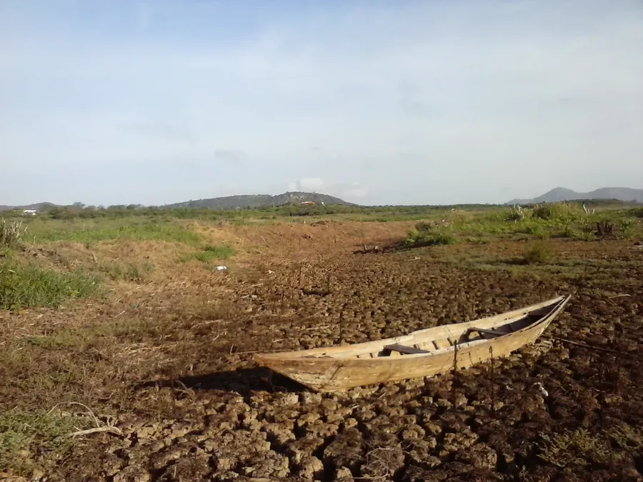 Canoa encalhada num açude seco em Santa Quitéria, no Ceará. Foto de arquivo, sem data de 2026 (Porto Neto / Wikimedia Commons, CC BY-SA 4.0)