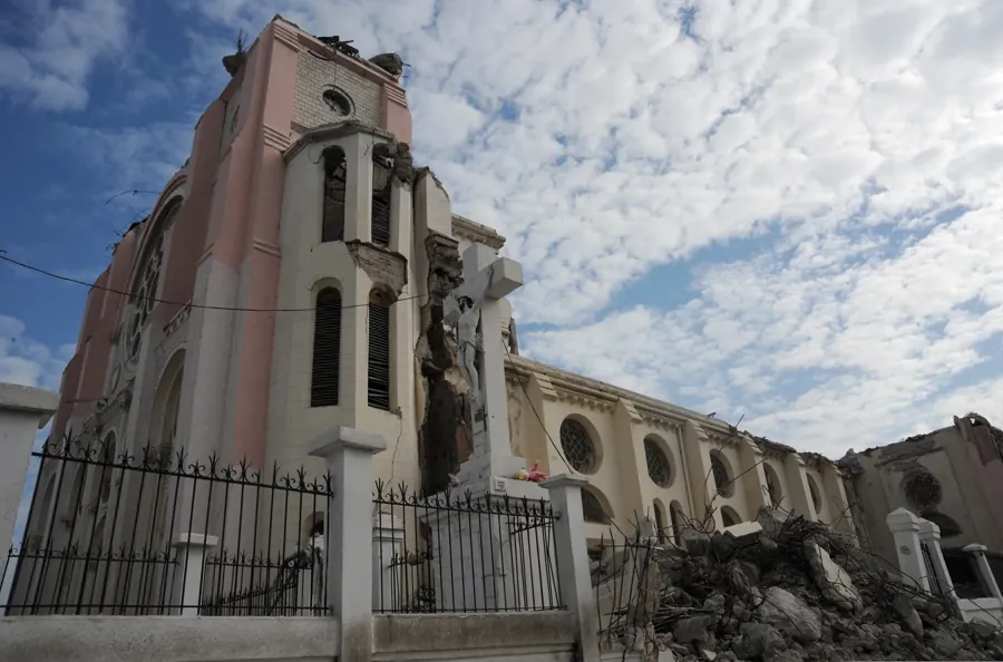 A Catedral de Porto Príncipe em ruínas, em 26 de janeiro de 2010, duas semanas depois do terremoto. Foto: Prentice Colter / Força Aérea dos EUA, domínio público
