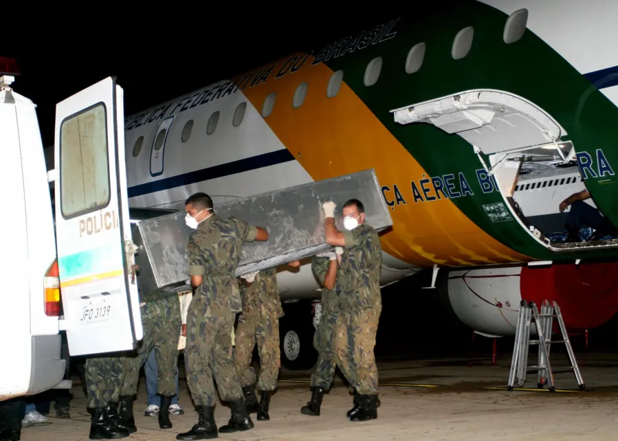 Militares da Aeronáutica colocam num carro o caixão com o corpo de Zilda Arns, em janeiro de 2010. Foto: Fábio Rodrigues Pozzebom / Agência Brasil, CC BY 3.0 BR