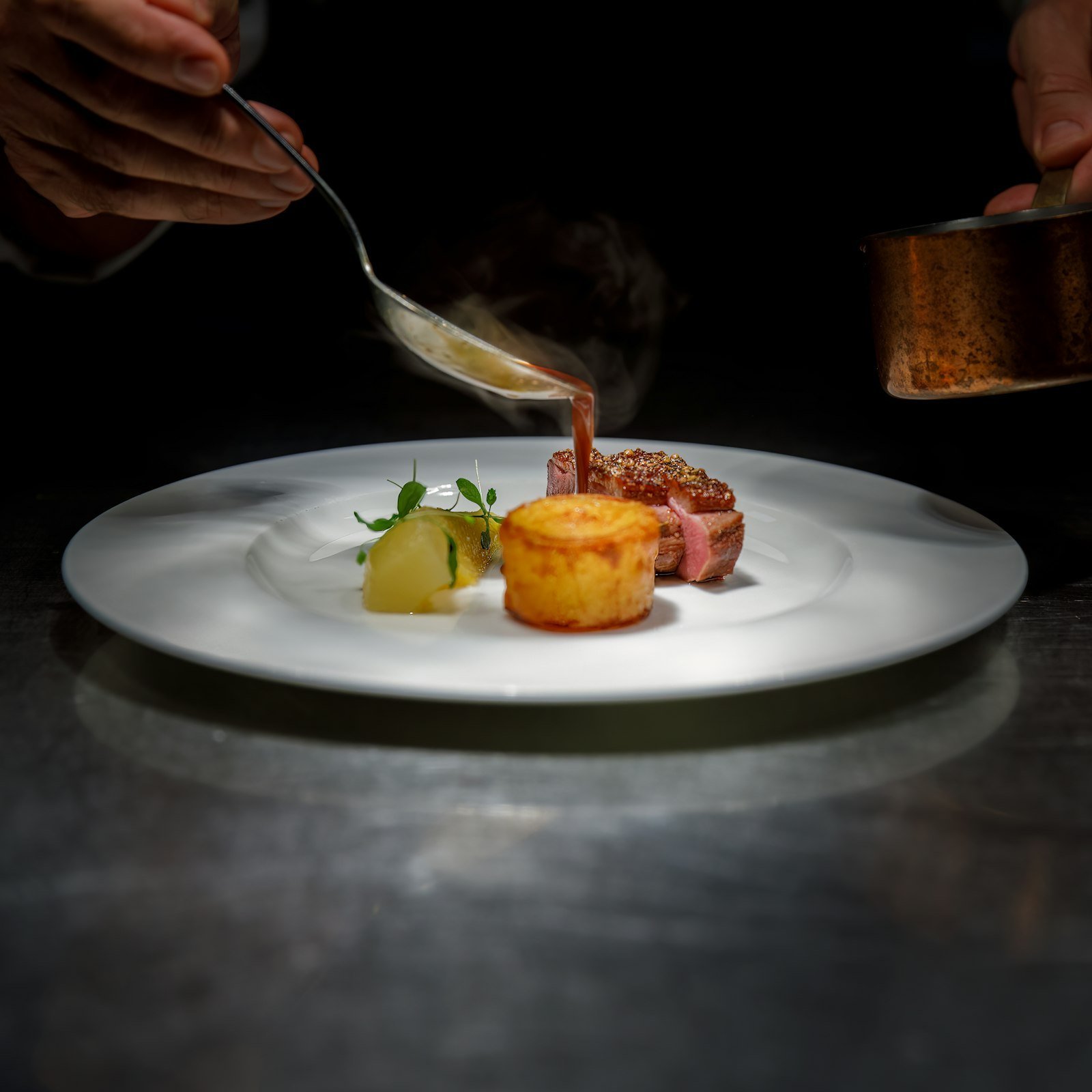 Chef emplatando en un restaurante
